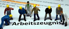 Hilfe, ein Arbeitszeugnis! Was steht drin? Und was sagt es wirklich? Oft hat der Inhalt mit Wahrhaftigkeit wenig zu tun. (Foto: pa/Büttner)