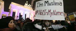 Demonstration in Berlin, vor dem Brandenburger Tor: In Europas Städten wehren sich derzeit Millionen von Muslimen öffentlich gegen die Unterstellung, im Herzen gemeinsame Sache mit dem sogenannten Islamischen Staat zu machen. (Foto: pa/dpa/Kay Nietfeld)