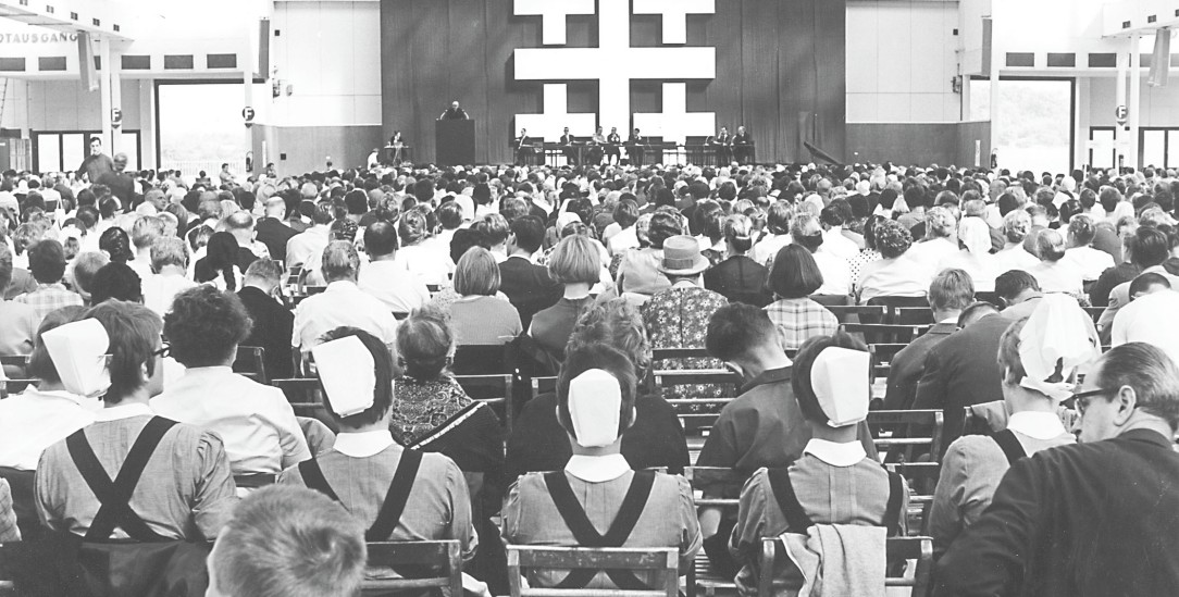 Der evangelische Kirchentag in Hannover 1967: Liberale Denker wie Gerold Becker und Helmut Kentler sollten die Veranstaltung moderner machen. (Foto: epd-bild / Hans Lachmann)
