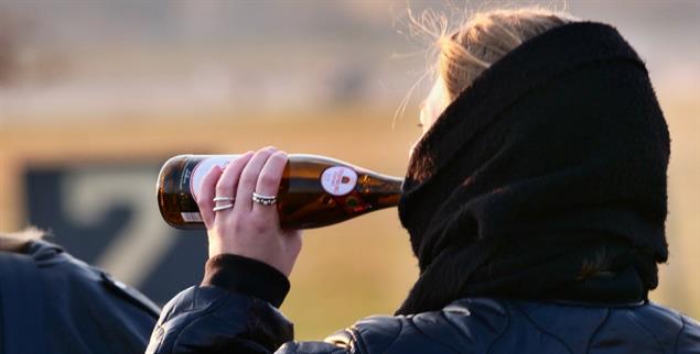 Gefährliche Alkoholabhängigkeit: Rund 2,2 Millionen Menschen sind hierzulande betroffen. (Foto: picture alliance/dpa/Wolfram Steinberg)