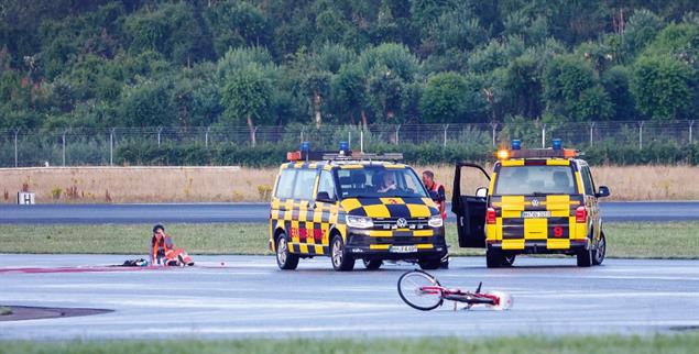 Klimaaktivisten der Gruppe Letzte Generation hatten sich im Juli 2023 auf einem Rollfeld des Hamburger Flughafens festgeklebt. (Foto: pa/dpa/Bodo Marks)