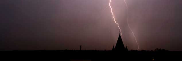 Der Blitz hat eingeschlagen: Die katholische Kirche Deutschlands erleidet momentan einen ungeheuren Imageverlust. (Foto: kamikazeflieger / photocase.com)