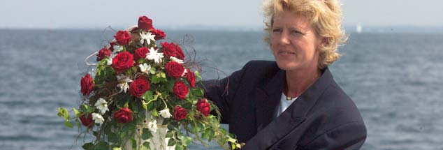 »Alles Leben kommt aus dem Wasser und will dorthin zurück.«: Kapitänin zur See Claudia Belis arbeitet seit 1984 als Seebestatterin (Foto: privat/www.ostsee-seebestattungen.de)