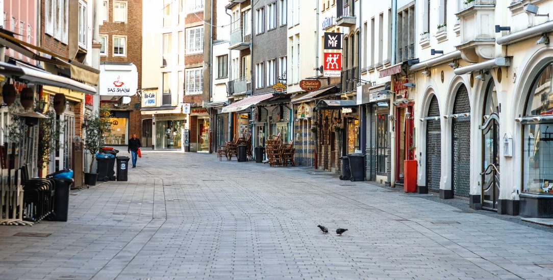 Sonntagsruhe in der Düsseldorfer Altstadt. Für die Angestellten heißt das: Zeit für die Familie oder mit Freunden, dafür bleibt unter der Woche oft wenig Raum. (Foto: PA / ImageBroker/ / Olaf Döring)
