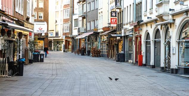 Sonntagsruhe in der Düsseldorfer Altstadt. Für die Angestellten heißt das: Zeit für die Familie oder mit Freunden, dafür bleibt unter der Woche oft wenig Raum. (Foto: PA / ImageBroker/ / Olaf Döring)