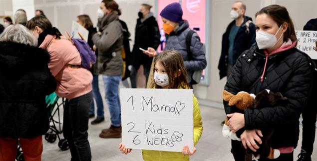 Mehr als eine Million Geflüchtete aus der Ukraine leben in Deutschland. Viele wurden direkt am Bahnhof von Privatpersonen empfangen und untergebracht. (Foto: pa/reuters/Hannibal Hanschke)