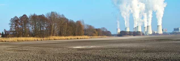 Braunkohlekraftwerk in Brandenburg: Der Klimawandel ist menschengemacht, darin sind sich die Autoren des Weltklimaberichts zu »95 Prozent« sicher. Der Report beschreibt die dramatischen Folgen der ungebremsten Erwärmung der Welt (Foto: pa/Pleul)
