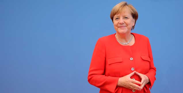 In der Bundespressekonferenz: Die Hände zur Raute geformt, stellt sich Bundeskanzlerin Angela Merkel den Fragen der Journalisten (Foto: pa/Kappeler)