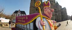 Einen Karnevalswagen mit der Aufschrift "Verschweigen & Vertuschen" liehen Düsseldorfer Karnevalisten einem Aktionsbündnis aus, das während der Bischofskonferenz in Trier  für die lückenlose Aufklärung des Missbrauchsskandals in der katholische Kirche demonstrierte. Ob die Bischöfe das lustig fanden? (Foto: pa/Frey)

