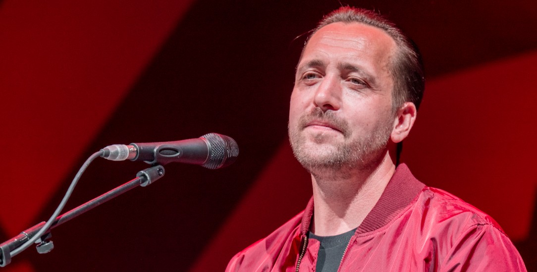 Der Rapper Danger Dan ist bekannt für provokante Texte, mit denen er sich gegen Rechtsextremismus wendet. (Foto: PA/SZ Photo/Thomas Vonier)