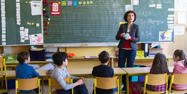 Behält die Nerven, auch wenn Schüler ausrasten: Sonderpädagogin Vera Affeln in einer zweiten Klasse in Frankfurt am Main. (Foto: Meise)