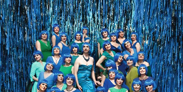 Heute blau: Der Damenlikörchor hat Freude an extravaganten Inszenierungen. (Foto: © Thomas Rusch)