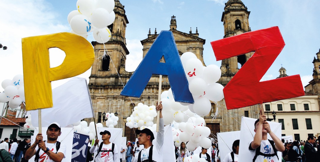 Mögen Krieg und Gewalt doch enden: Demonstranten fordern »Frieden – ja!« vor der Kathedrale in Bogotá, Kolumbien. (Foto: PA/DPA/Leonardo Munoz)
