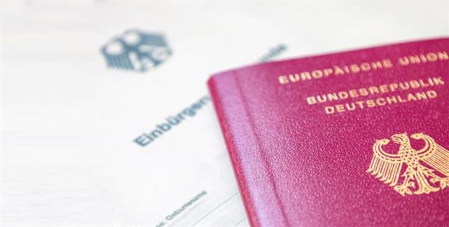 Immer mehr Zuwanderer beantragen einen deutschen Pass. (Foto: PA/ASSOCIATED PRESS)