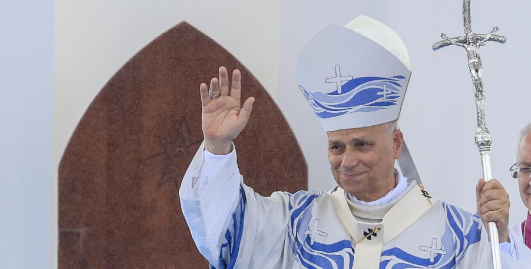 Demonstrativer Besuch: Am 4. Juli, dem Unabhängigkeitstag der USA, mahnte Papst Leo einen menschlichen Umgang mit Geflüchteten an. (Foto: picture alliance / Anadolu / Riccardo De Luca)