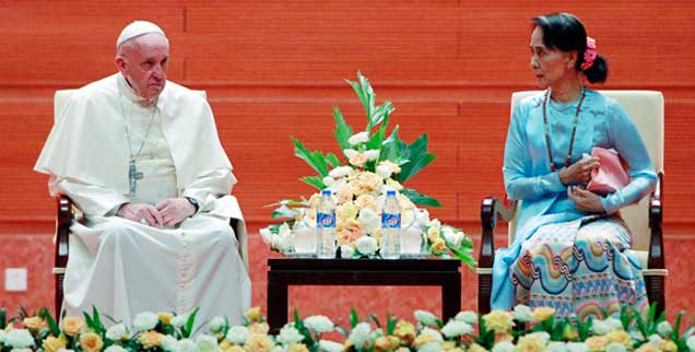 Papst Franziskus bei Aung San Suu Kyi: Den herrschenden Militärs hätte öffentliche Kritik an der Regierungschefin gefallen. (Foto:pa/ap/Aung Shine Oo)
