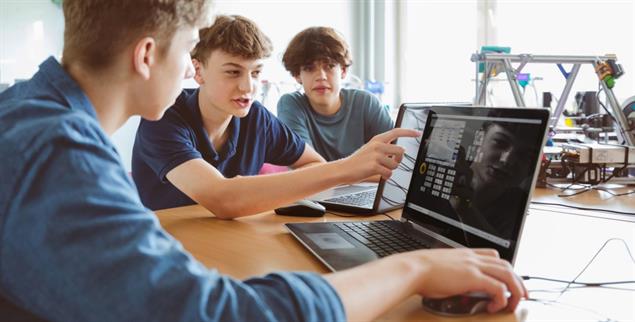 Lernen am PC ist wichtig, doch wenn Kinder übermäßig viel Zeit im Internet verbringen, lassen die Leistungen in der Schule meist nach. (Foto: istockphoto/izusek)