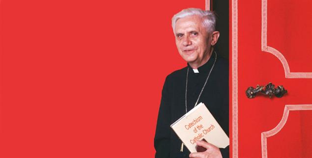 Kardinal mit Katechismus: Als Präfekt der Glaubenskongregation hatte Joseph Ratzinger den Ruf des unerbittlichen Hardliners. Viele Besucher aber trafen im Vatikan einen freundlichen und zugewandten Menschen. (Foto: KNA)
