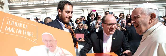 Auf Augenhöhe? Thomas Andonie (ganz links) überreicht Papst Franziskus Post von Jugendlichen aus Deutschland. (Foto: Vatican Media)