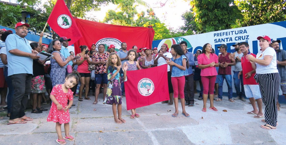 Mit roten Fahnen für mehr Gerechtigkeit: Die Bauernbewegung MST gehört zu den einflussreichsten sozialen Organisationen Brasiliens. (Foto: Knut Henkel)
