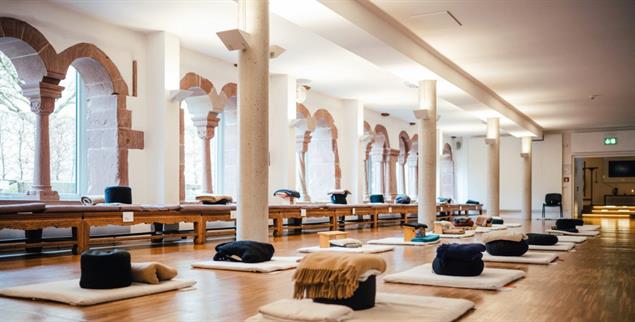 Früher ein Kloster, heute ein Zentrum für Zen und Kontemplation: Im Zendo, dem großen Meditationsraum des Benediktushofs, sind Reste des mittelalterlichen Kreuzgangs zu sehen (Foto: Manuela Liebler)  