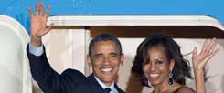 Tschüss, Berlin! Barack Obama und Gattin Michelle winken zum Abschied aus der offenen Flugzeugtür am Flughafen Tegel. (Foto: pa/Gambarini)
