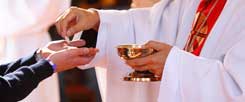 Dürfen die Kommunion auch wiederverheiratete Geschiedene erhalten? Viele Freiburger Pfarrer und Diakone sagen ja und widersprechen damit bewusst der offiziellen Lehre der Kirche (Foto: pa/Godong)