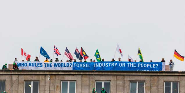 »Wer regiert die Welt? Die Brennstoffindustrie oder das Volk?«, Protestbanner zur Klimakonferenz in Warschau, die mit einem mageren Ergebnis endete (Foto: pa/Konrad Konstantynowicz/Greenpeace)