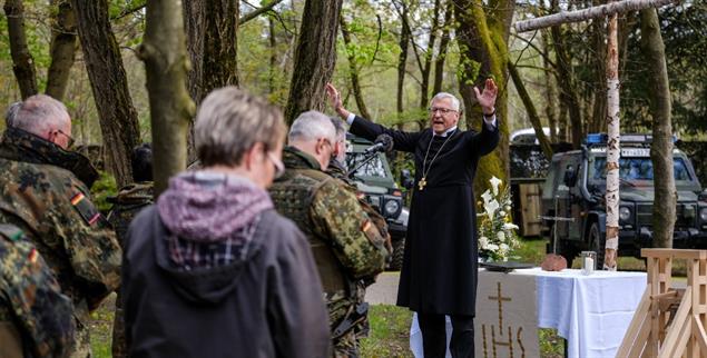 Segen für Soldaten: Bischof Bernhard Felmberg bei einem Gottesdienst auf dem Truppenübungsplatz Munster.(Foto: imago / epd-Bild / Jens Schulze)
