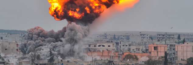 Amerikanisch-europäische Bombenangriffe aus der Luft wie hier auf Kobane (Syrien) bieten islamischen Fundamentalisten die Legitimation, nach der sie suchen, um Muslime zum Kampf gegen den Westen aufzurufen. (Foto: pa/Maltas)

