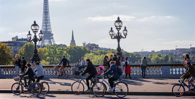 Radfahrer auf der Pont Alexandre III (Foto: Getty Images/iStockphoto/Delpixart)