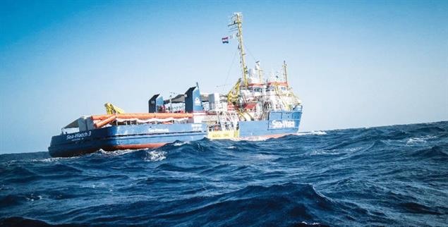 Schiff ahoi: Die EKD will Schiffbrüchige retten und setzt damit ein Zeichen, auch an die Politik (Foto: pa/Ropi)