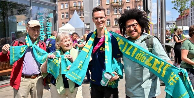 Der Schal verbindet: Gutes Gefühl statt politischer Wirksamkeit (Foto: epd/Thomas Lohnes)