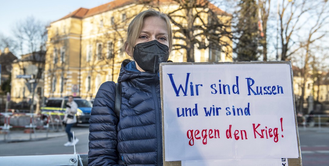 Protest in München: Eine junge Frau auf dem Europaplatz vor dem russischen Generalkonsulat (Foto: imago images/Wolfgang Maria Weber)