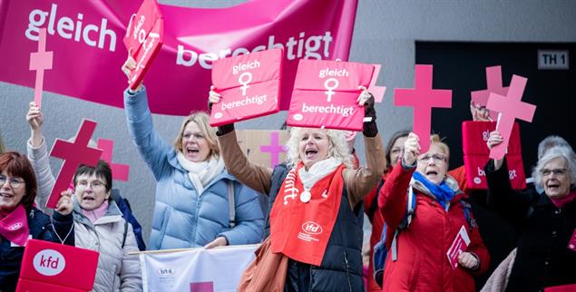 Vor dem Kongresszentrum demonstrierten Gruppen aus dem konservativen und dem progressiven Lager, hier Frauen von der kfd. (Foto: © Synodaler Weg/Maximilian von Lachner) 