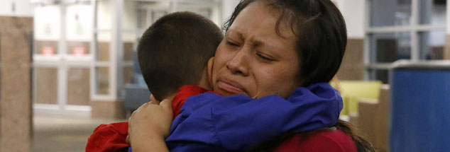 Eine Mutter kann ihren Sohn wieder in den Arm nehmen, nachdem sie für mehr als sechs Wochen getrennt worden waren, als sie in die USA flüchteten (Foto: pa/ap/The El Paso Times/Ruben R. Ramirez)