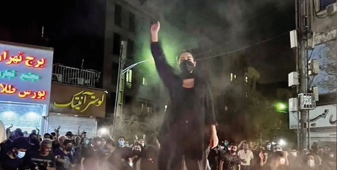 Machtvoller Auftritt: Eine Frau protestiert ohne Kopftuch in Karadsch in der iranischen Provinz Alborz (Foto: PA/ZUMAPRESS.com)