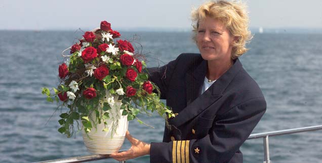 »Alles Leben kommt aus dem Wasser und will dorthin zurück.«: Kapitänin zur See Claudia Belis arbeitet seit 1984 als Seebestatterin (Foto: privat/www.ostsee-seebestattungen.de)