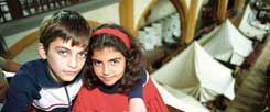 Erstes Kirchenasyl in der Stadtkirche St. Michael, Jena, September 1994: Zelte geben Zuflucht für Bürgerkriegsflüchtlinge aus Armenien. Darunter sind auch Kinder. Es gelingt damals zunächst, die bereits eingeleitete Abschiebung der Flüchtlinge zu verhindern. (Foto: pa/Kasper)
    