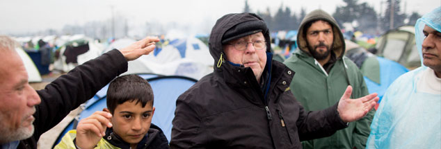 Norbert Blüm am 13. März 2016 in Idomeni: Das Flüchtlingslager an der Grenze zwischen Griechenland und Mazedonien ist in seinen Augen »ein Anschlag auf die Menschlichkeit«. Nachdem die Balkanroute geschlossen wurde, leben hier mehr als 12000 Flüchtlinge. (Foto: pa/dpa/Kay Nietfeld)