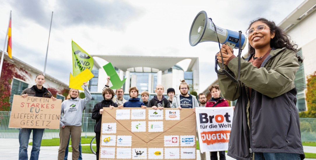 Vor dem Kanzleramt: Janvi Devi (rechts) wirbt mit anderen Jugendlichen für das Lieferkettengesetz (Foto: Jörg Farys/DIE.PROJEKTOREN)