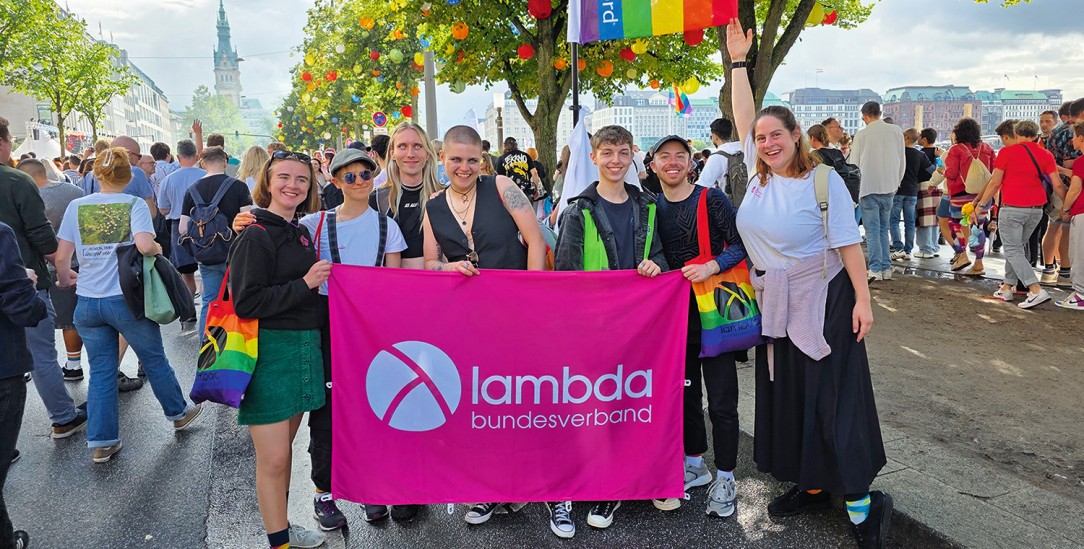 Mitglieder von Lambda 2025 beim CSD in Hamburg. Inzwischen ist die Zukunft des einzigen bundesweiten queeren Jugendnetzwerkes ungewiss. (Foto: Hannah Wiendl)