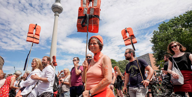 Mitte Juli, Berlin, Demo mit Rettungswesten: Die Bewegung »Seebrücke« geht nicht nur in der Hauptstadt, sondern in vielen Städten Deutschlands auf die Straße, um für eine Entkriminalisierung der Seenotrettung zu demonstrieren. (Foto: pa/dpa/Joerg Carstensen)