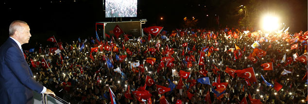 Erdogan vor seinen Anhängern in Istanbul: Er hat bei der Wahl 52 Prozent der Stimmen erzielt und durch die Einführung des Präsidialsystems seine Macht massiv ausgebaut (Foto: pa/ABACA/Depo Photos)