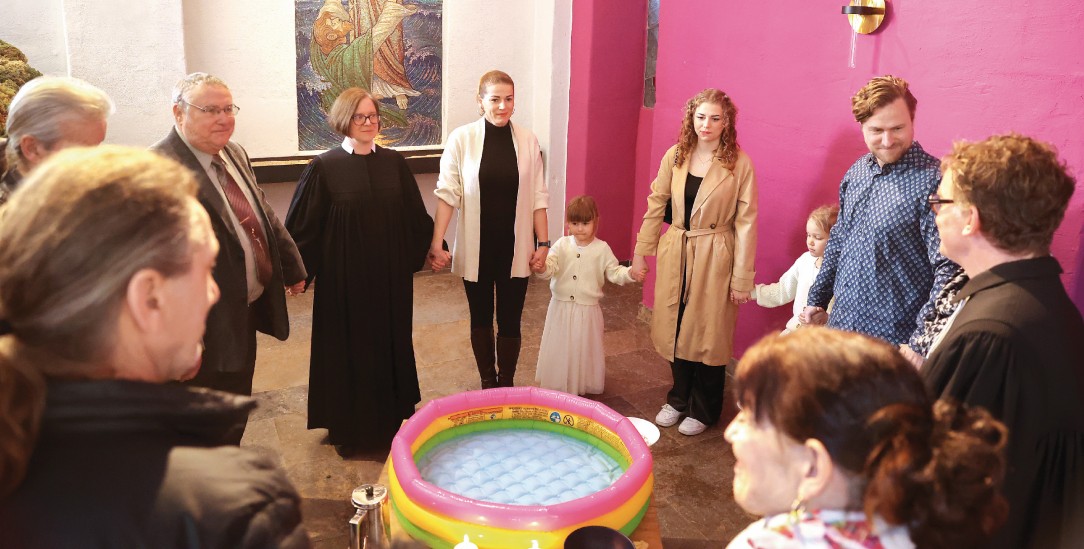 Taufe im Planschbecken: Genezarethkirche in Berlin Neukölln (Foto: epd/Hans Scherhaufer)