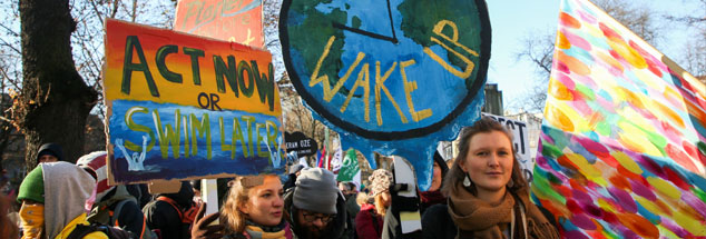 Demonstranten fordern während der Klimakonferenz von Kattowitz mehr Anstrengungen der Staaten beim Klimaschutz (Foto: pa/NurPhoto/Beata Zawrzel)