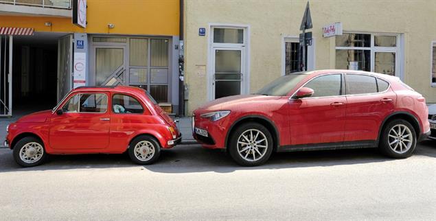 Gleich und doch nicht gleich: Der Platzbedarf dieser beiden Autos ist, nun ja, unterschiedlich. (Fotos: pa/SZ Photo; Ole Spata; DStGB/Bernhardt Link)