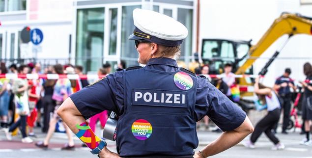 Sichtbar solidarisch: Polizeikräfte sichern im Juni 2025 den CSD in München. (Foto: PA/ZUMAPRESS.com/Sachelle Babbar)