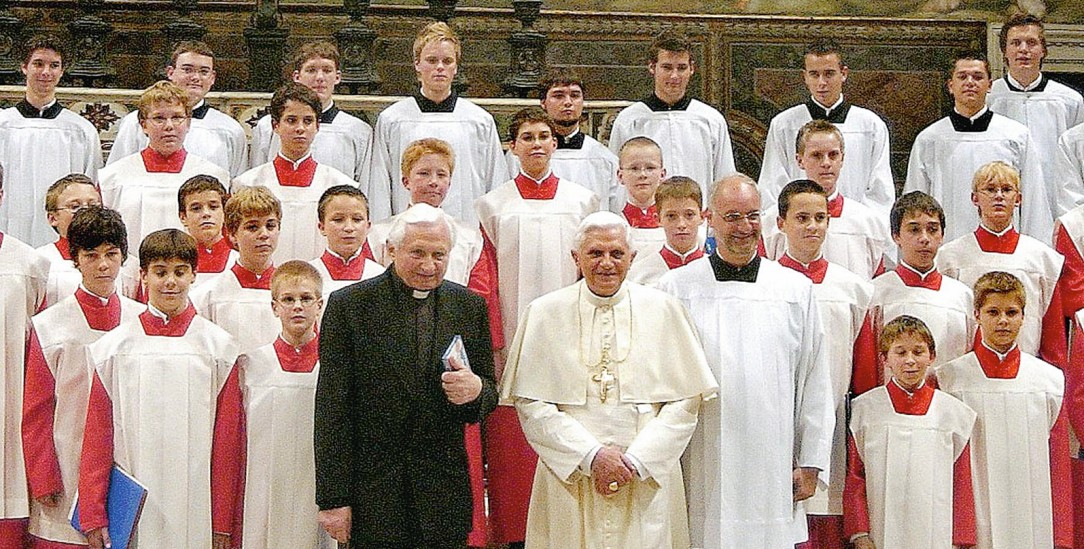 In der Sixtinischen Kapelle: Die Ratzinger-Brüder mit den Regensburger Domspatzen vor dem »Jüngsten Gericht« Michelangelos (Foto: KNA)