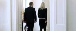 Abgang Bundespräsident und Gattin: Bettina und Christian Wulff verlassen den Saal von Schloss Bellevue. Soeben, am späten Vormittag des 17. Februar 2012, hat Wulff seinen Rücktritt bekannt gegeben. (Foto: pa/Kappeler) 